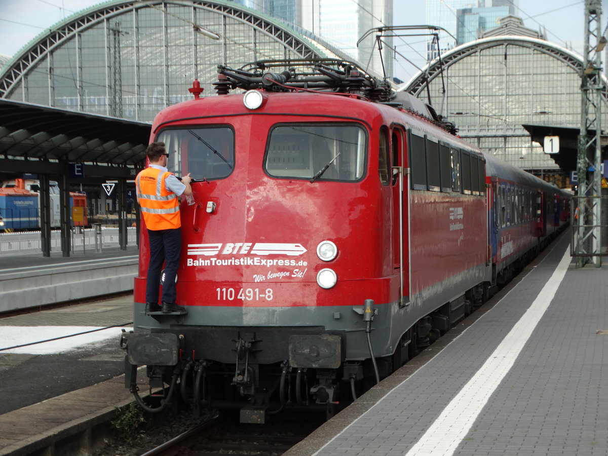 Einmal sauber machen für Bahn Touristik Express 110 491-8 am 23.09.17 Frankfurt am Main Hbf mit einen Porsche Sonderzug aus Stuttgart 