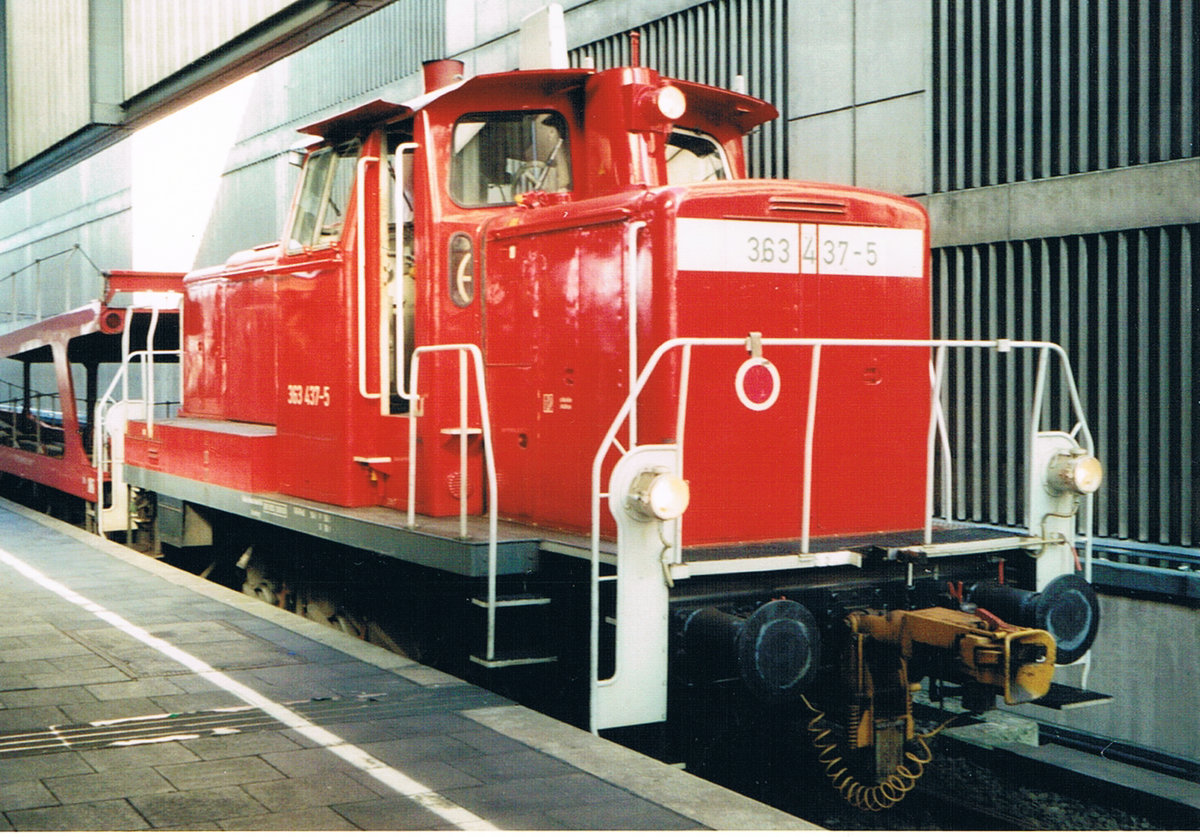Eins meiner ersten Bahnbilder, damals noch mit einer Filmkamera, im Jahr 2004 auf genommen. 
363 437-5 beim zusammenstellen des Autozugs nach Italien im Hbf Düsseldorf.