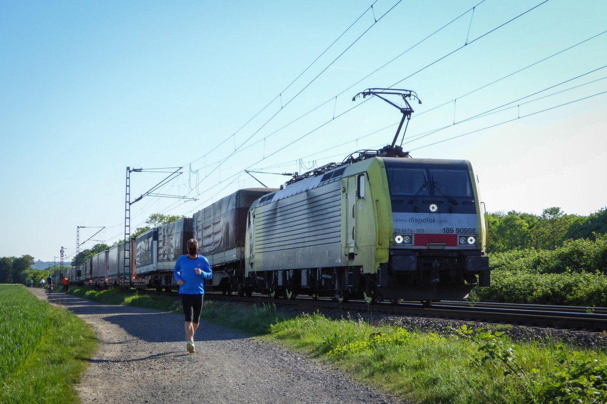 Eins vorweg : der Zug war schneller als der Jogger, auch wenn dieser sich noch so anstrengt. Dispolok ES64F4-009 (189 909SE) mit einem LKW-Zug bei Menden Richtung Norden. Gruß an den TF. Aufgenommen am 03/05/2014.
