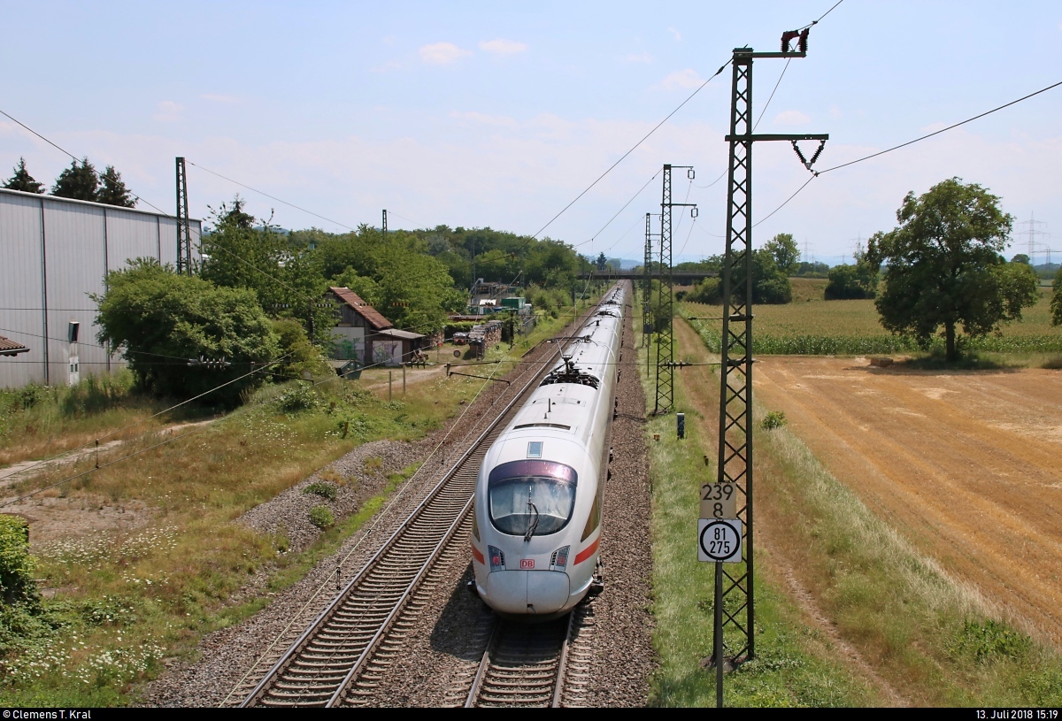 Einsätze mit ICE-T auf der Bahnstrecke Mannheim–Basel (Rheintalbahn | KBS 703) sind mir nicht bekannt.
Nachschuss auf 415 506 (Tz 1506  Kassel ) und 411 ???, vermutlich als ICE 279 (Linie 12) von Berlin Ostbahnhof nach Basel SBB (CH), die den Haltepunkt Auggen überraschenderweise durchfahren.
Wahrscheinlich handelt es sich um einen Ersatzzug statt eines ICE 1.
Aufgenommen von einer Fußgängerbrücke.
[13.7.2018 | 15:19 Uhr]