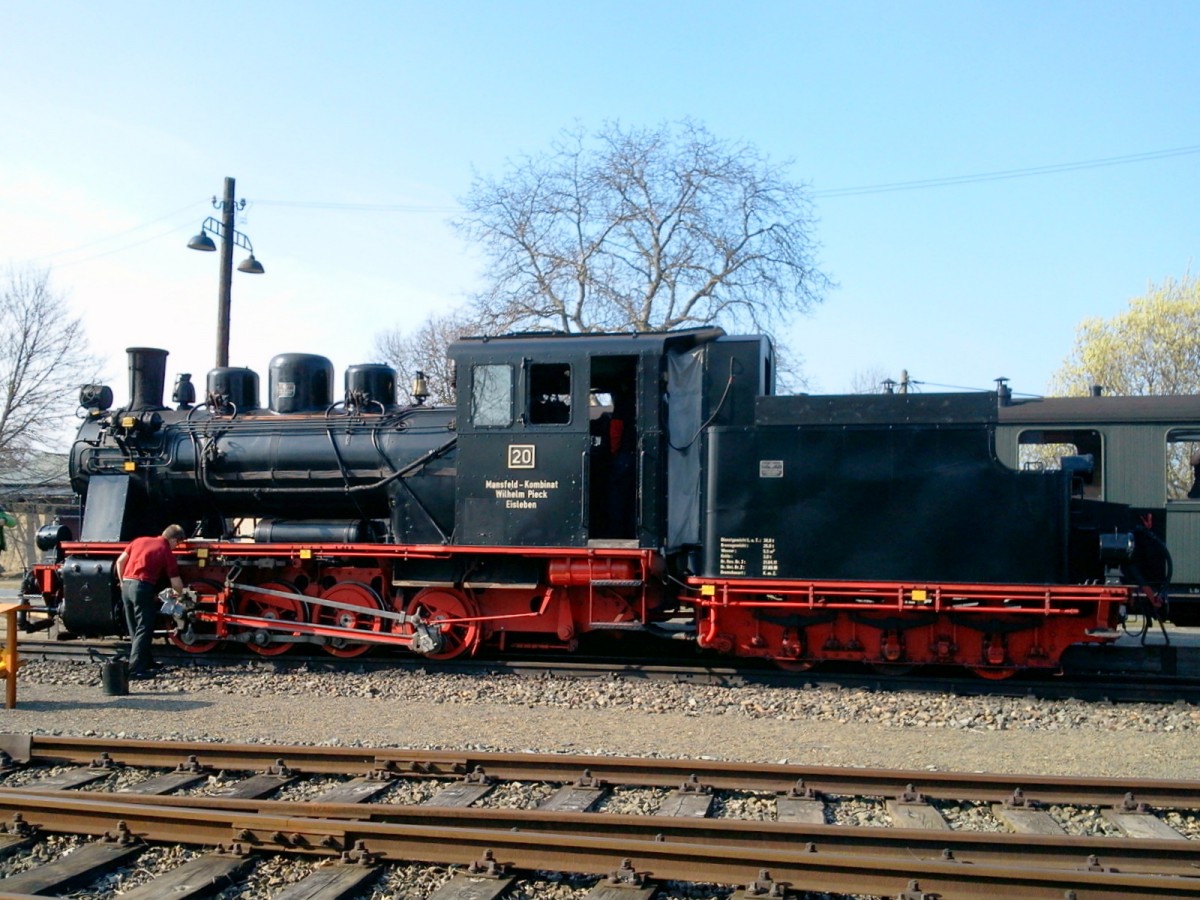 Einsatzbereit für die Saison 2015 ist Lok Nr.20 von der Mansfelder Bergwerksbahn , hier am 28.03.2015 im Bahnhof Benndorf , kurz vor einer Sonderfahrt durch das ehemalige Bergbaugebiet Mansfelder Land.
