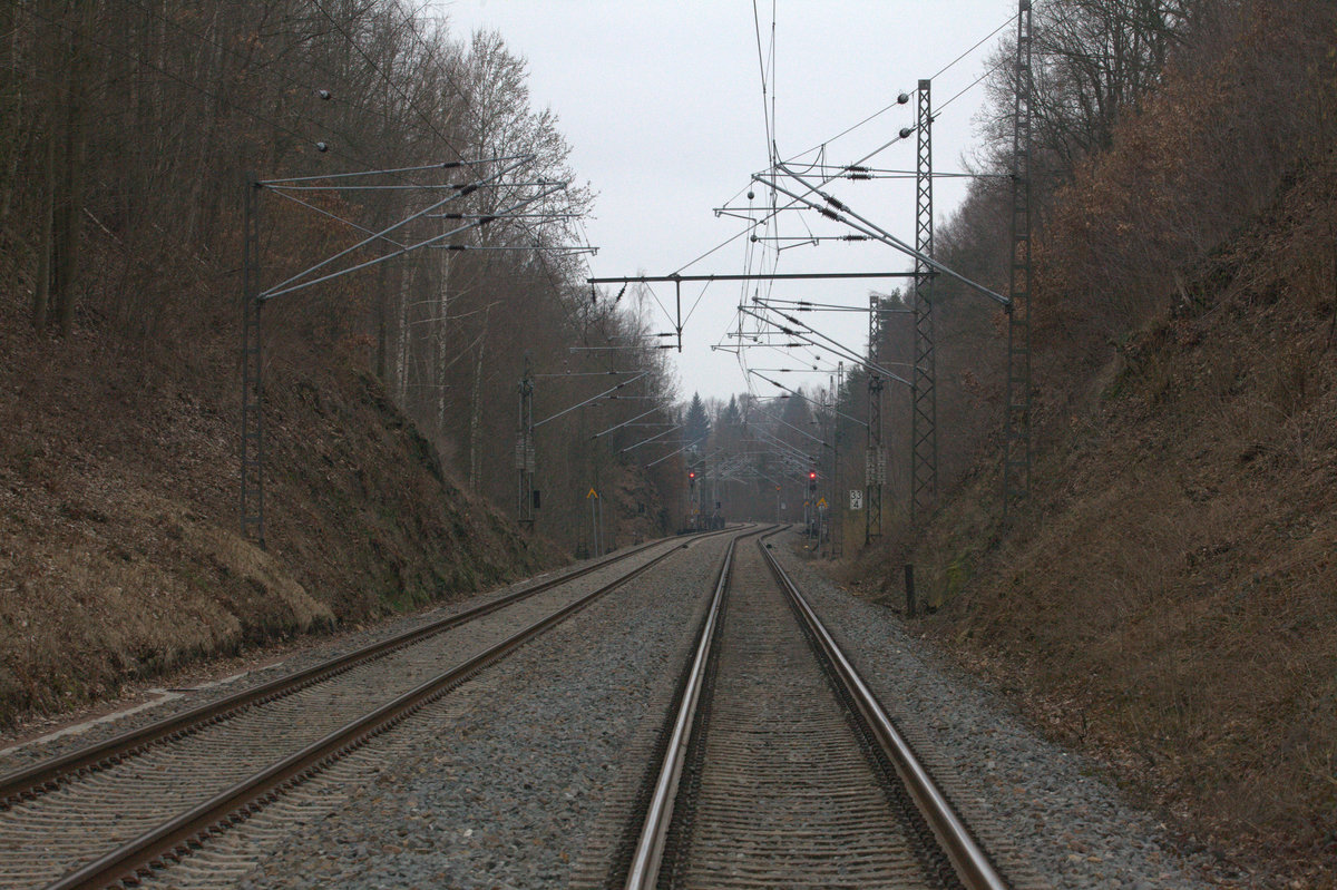 Einschnitt nahe Waldheim, gut  mit Tele zu erreichen bei einer Wanderung auf dem Lutherweg, von Limmritz nach Waldheim. Leider ist der Zugverkehr recht spährlich.
02.03.2019 14:46 Uhr
Standort des Fotografen auf einem BÜ , ein Waldweg quert gesichert die Bahn und führt in das Zschopautal.