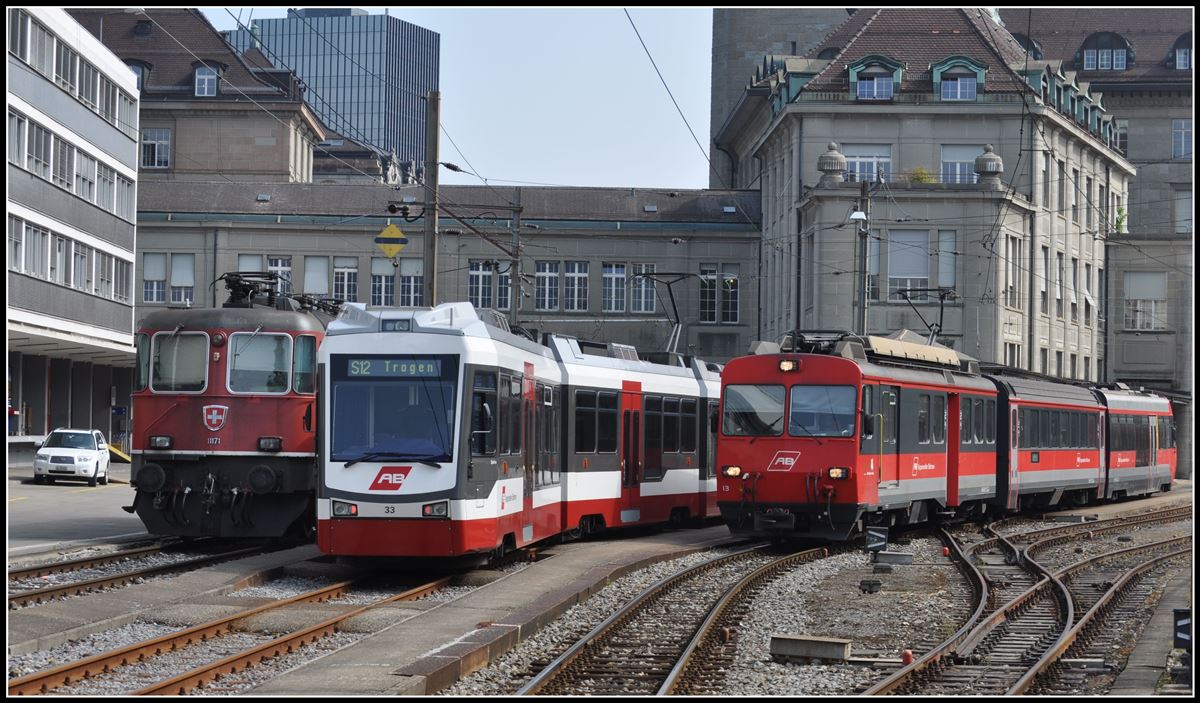 Einst und jetzt. Wie lebhafter ist doch die Szenerie mit Fahrzeugen von SBB, TB und AB ex SGA. (04.05.2011)