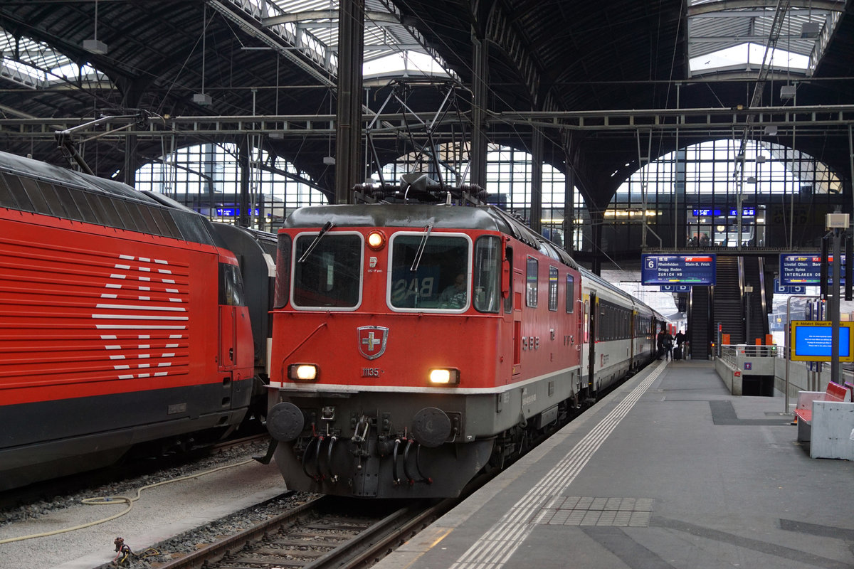 EINST UND JETZT - ALT UND NEU
IR 37 Basel SBB - Zürich HB

EINST:
 
Mit der robusten SLM BBC MFO SAAS Re 4/4 II 11135, mit Baujahr 1967
in Basel auf die Abfahrt wartend am 1. Februar 2019.
Foto: Walter Ruetsch