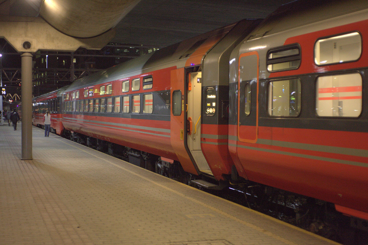 Einsteigen bitte in den Nachtzug nach Trondheim. Hier ein moderner Schlafwagen Oslo Hbf. 13.04.2018  22:49 Uhr.