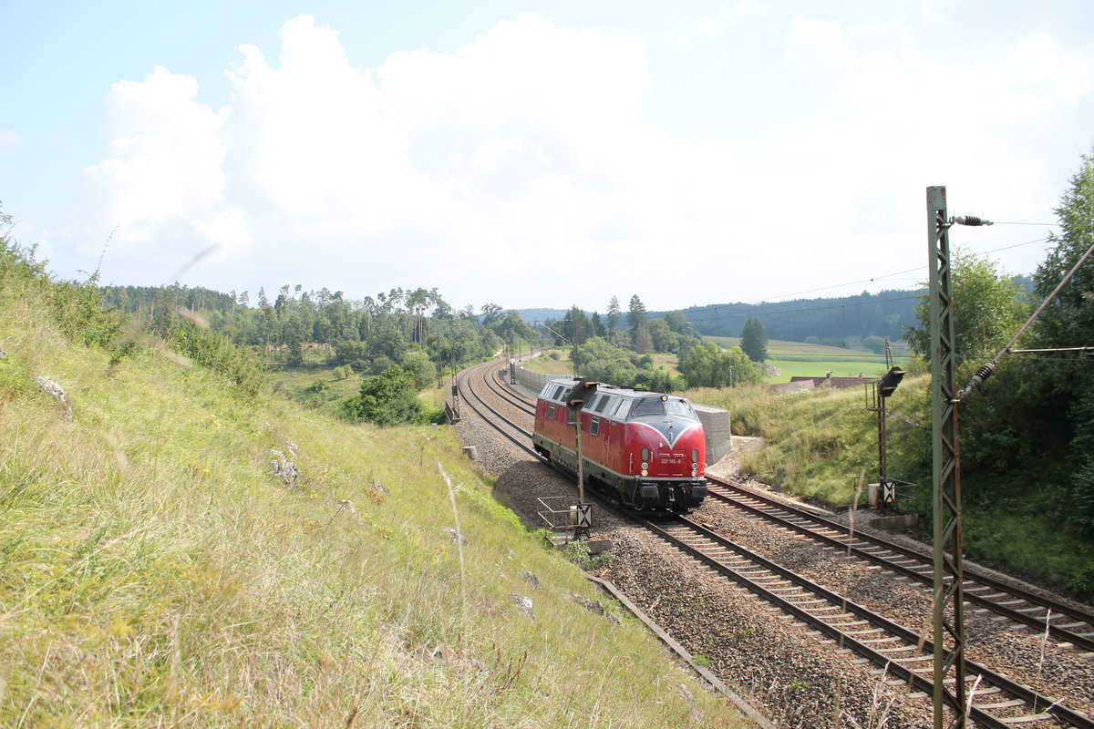 Einzelfahrt von 221 145-6 bei Möhren in Fahrtrichtung Donauwörth. Das Foto entstand am 19.08.2016.