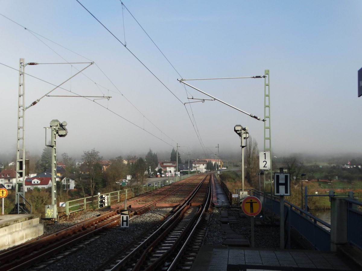 Eisenbahnbrücke in Neckargemünd Altstadt am 07.12.15 und ein bisschen Nebel in den Morgenstunden 