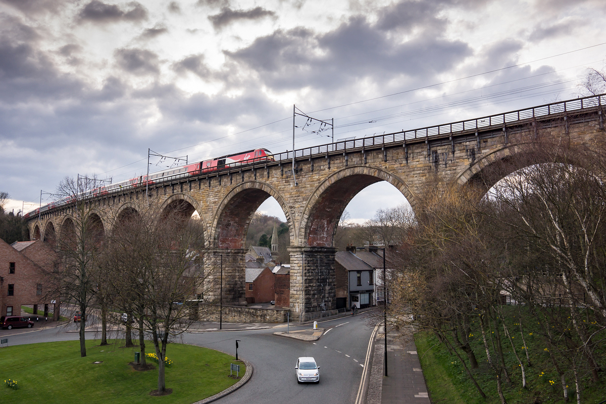 Eisenbahnviadukt in Durham, Nordengland. Ein InterCity der Virgin Rail ist am 09.04.2016 in Richtung York unterwegs.