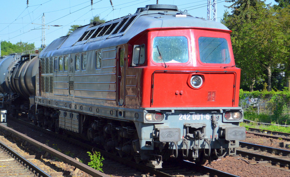 EKO-Trans 242 001-6 mit Kesselwagenzug am 08.05.18 Berlin-Hirschgarten.