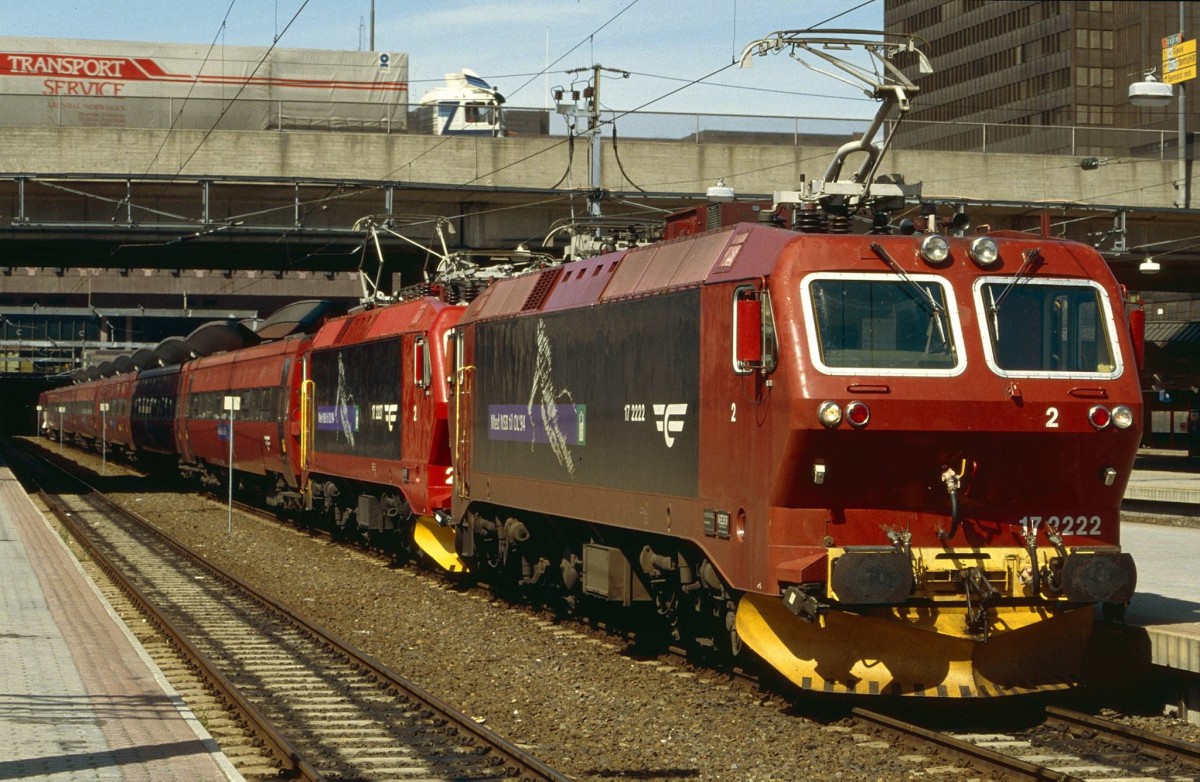 El17.2222 und eine weitere El17 in Oslo S. Die Aufnahme entstand im Sommer 1993.