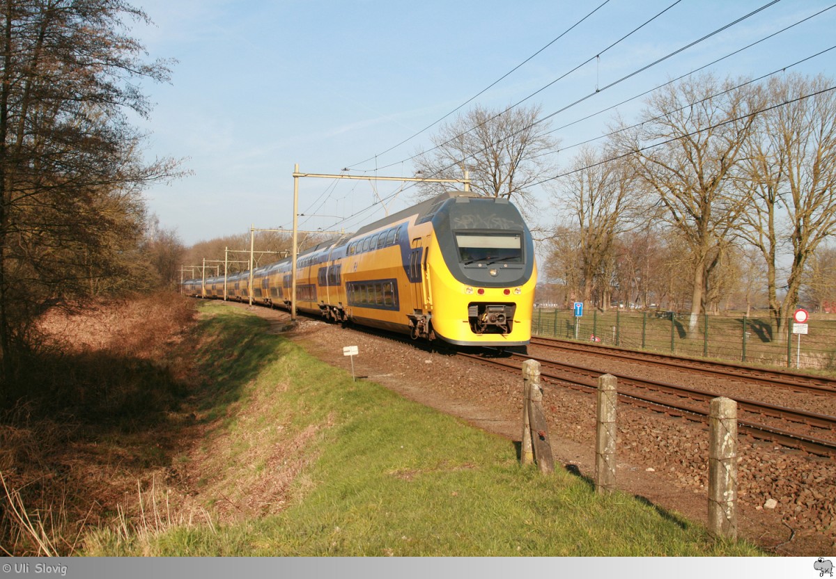 Elektrischer Triebzug VIRM-IV auf den Weg von Utrecht nach Arnhem. Aufgenommen bei Veenendaal am 14. März 2016.