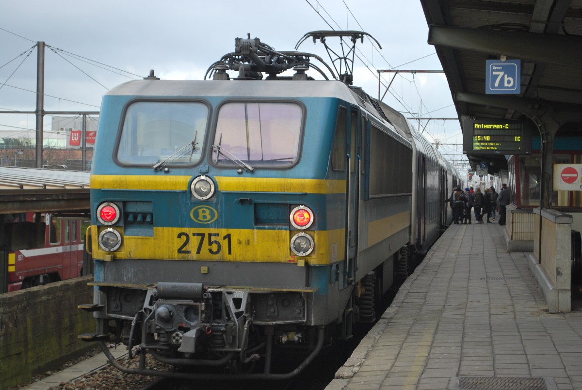 Elektrolok 2751 schiebt den IC Charleroi-Antwerpen aus dem Bhf Mechelen. 17.Februar 2015.