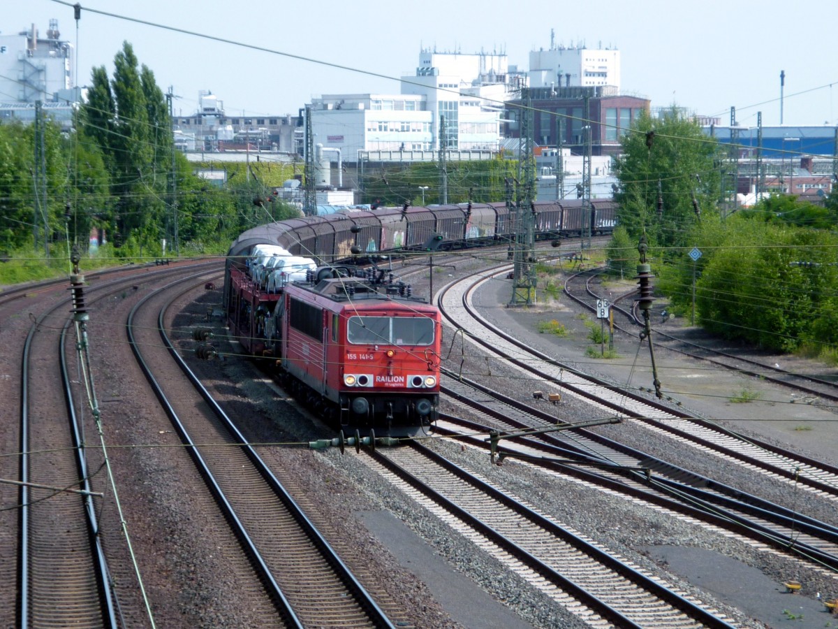 Elektrolokomotive 155 141 der Railion Deutschland AG durchfährt am 24.03.2013 den Bahnhof Minden (Westf.) mit einem Güterzug in Richtung Löhne.