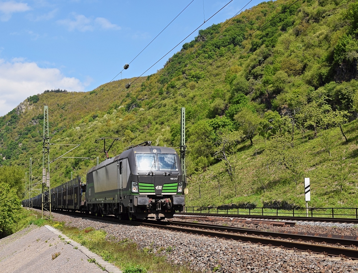 ELL 193 217 ist für ECCO Rail mit leeren Autotransportwagen am 29.04.17 auf der rechten Rheinstrecke bei Kestert in Richtung Wiesbaden unterwegs.