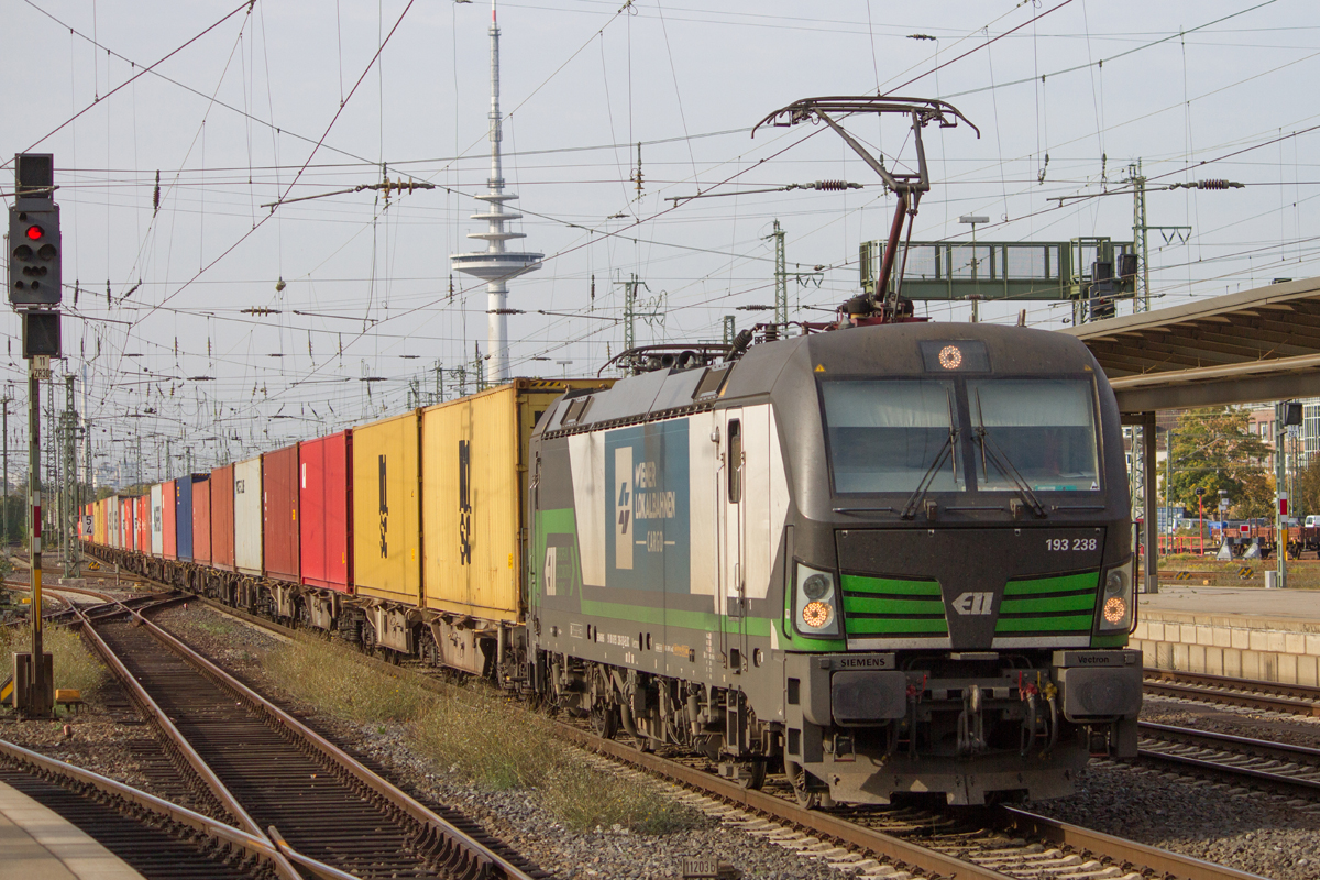 ELL 193 238 durchfahrt Bremen Hbf mit einem Containerzug den Wiener Lokalbahnen Cargo. 17.10.2018