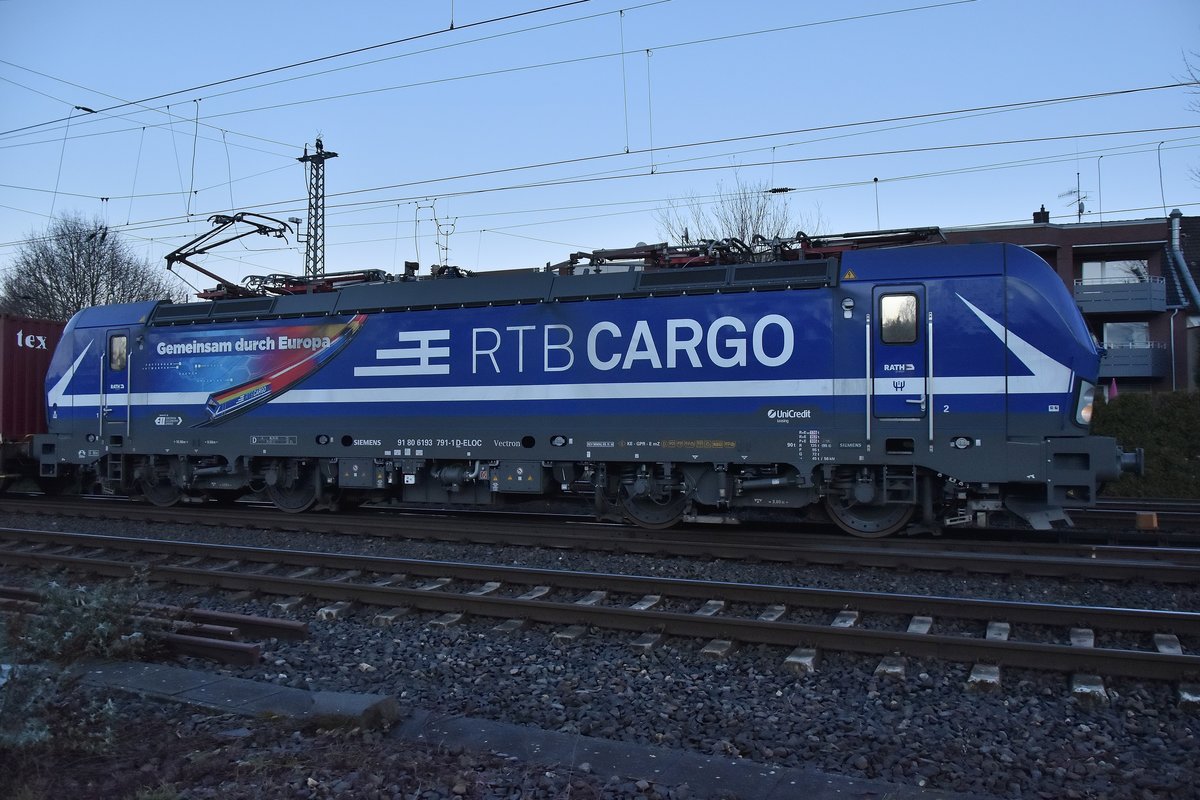 ELL 193 791-1 im neusten RTBCargo Design, da hat die Firma Rath eine hübsche Eigenwerbung gestalltet. Hier war sie bei der Durchfahrt in Rheydt Hbf gen Köln fahrend vor mein Linse geraten. 11.2.2019