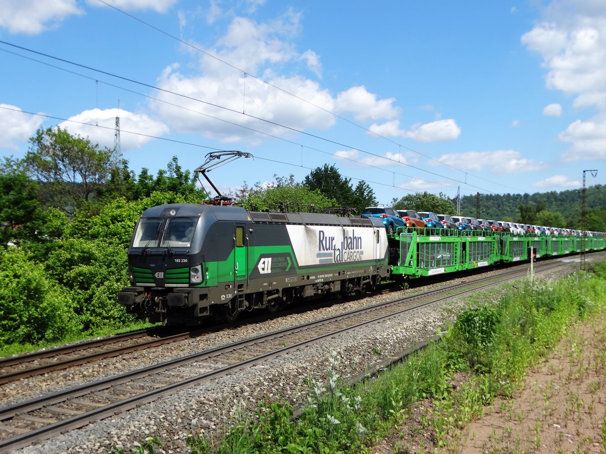 ELL/Rurtalbahn Cargo 193 230 mit grünen Autotransportwagen auf der Spessartrampe am 25.05.17. Das Foto wurde von einen Gehweg aus fotografiert