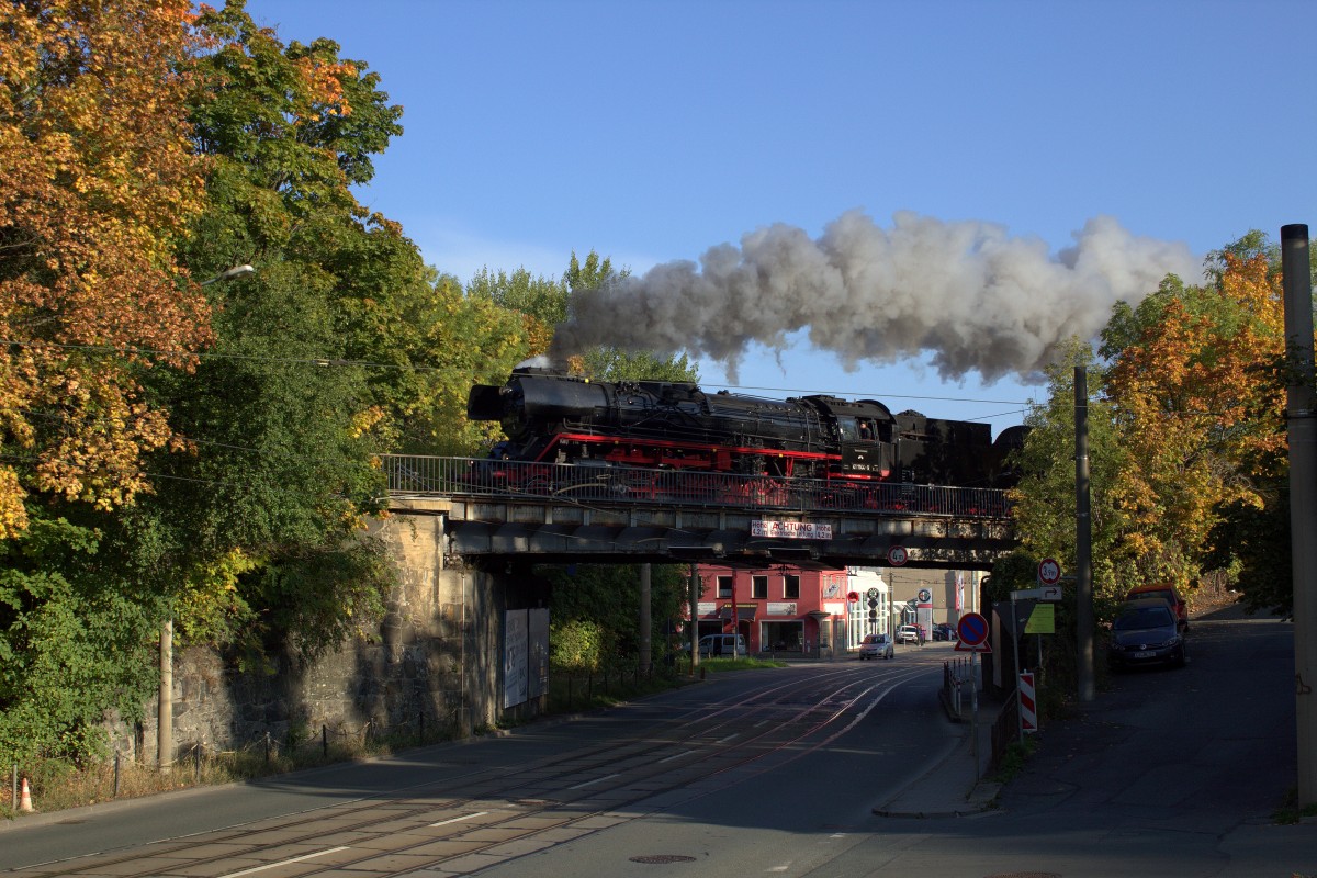 Elstertalexpress am Tag der Deutschen Einheit (3.10.2015), fährt gleich in Plauen unterer Bahnhof ein mit 41 1144-9 auf dem Weg nach Cheb. 
