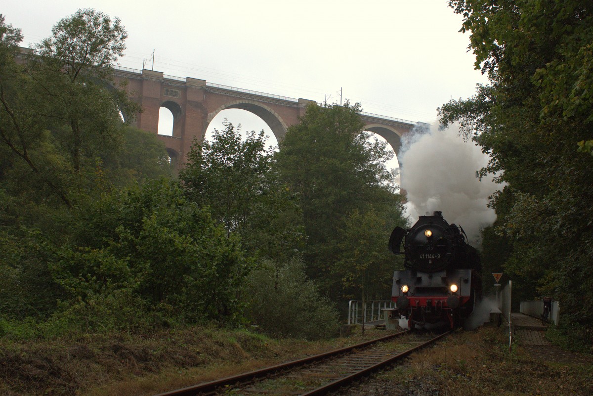 Elstertalexpress mit Elstertalbrücke am 26.09.2015. 