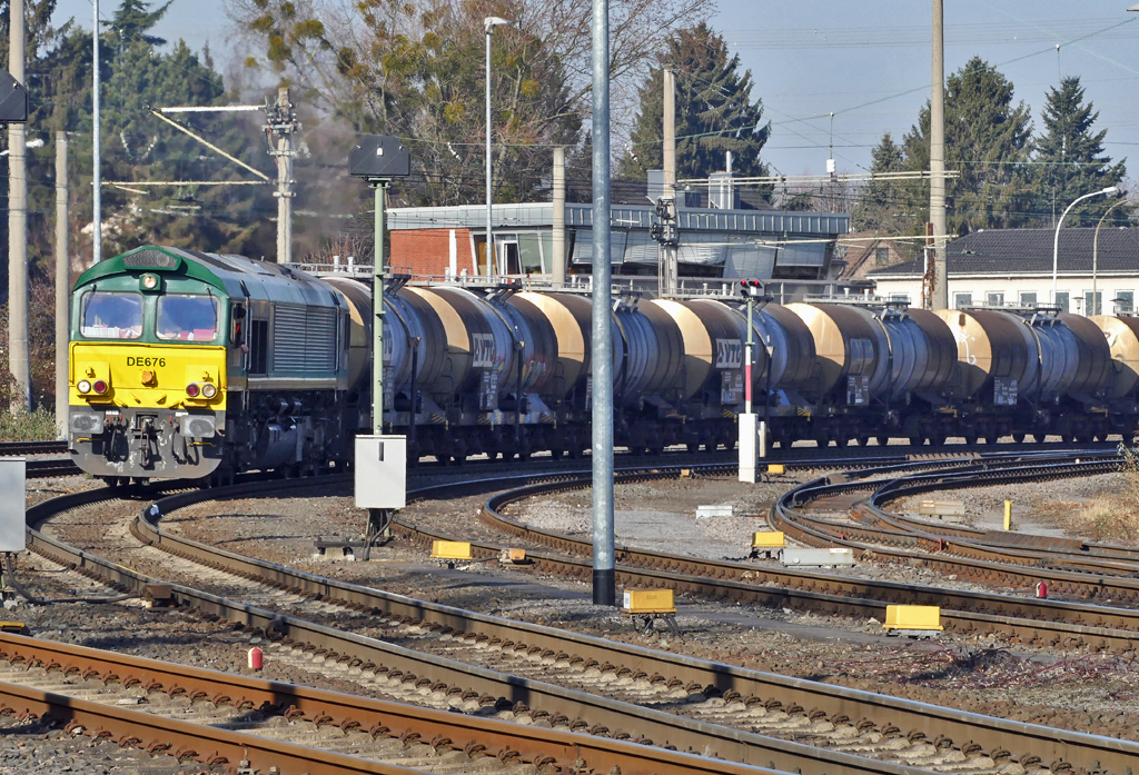 EMD JT42CWR (Class 66) der HGK DE676 Tankzug durch Brühl-Vochem - 14.02.2017