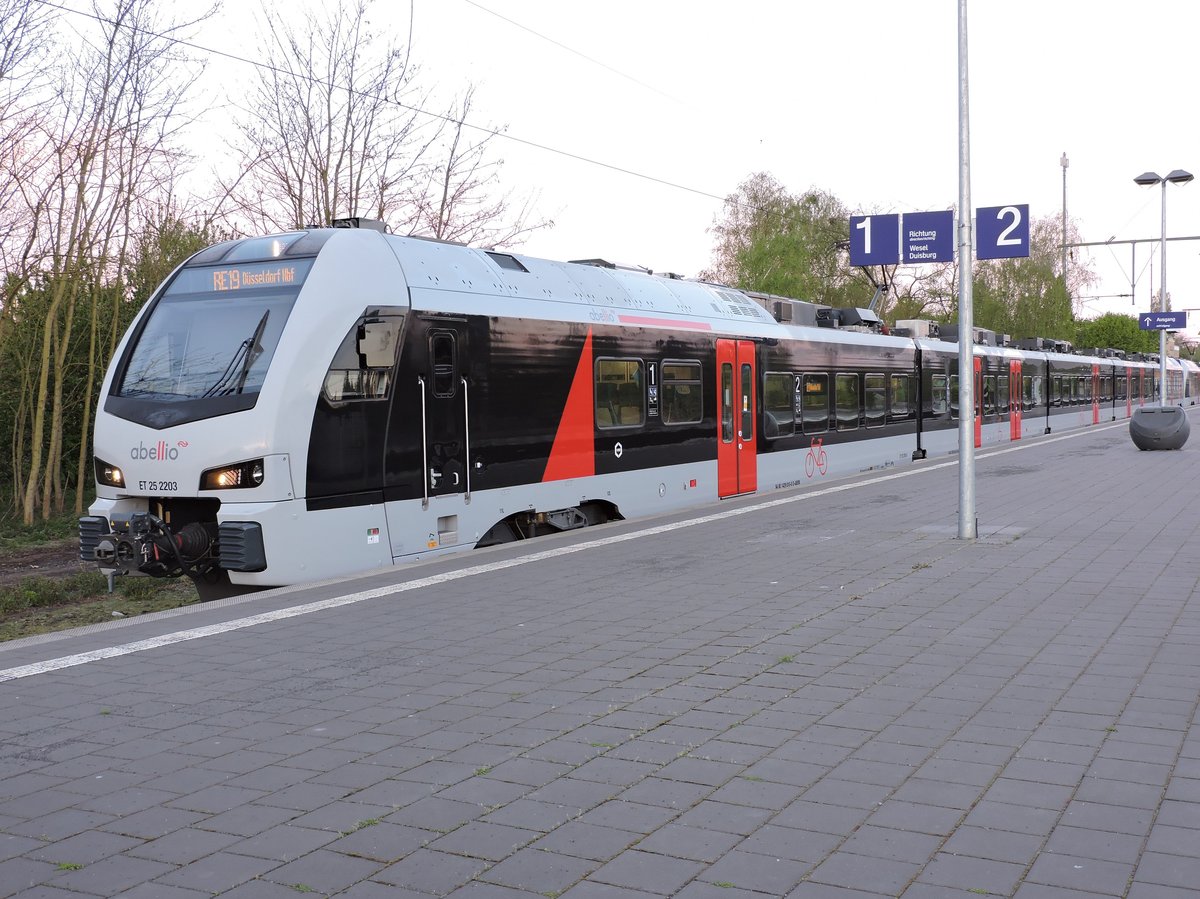 Emmerich, den 18.04.2017. ABR 20049 nach Düsseldorf Hbf.