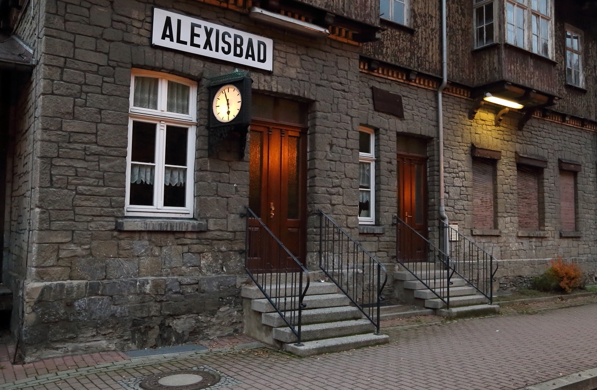 Empfangsgebäude Bahnhof Alexisbad (Eingangsbereich), aufgenommen am Abend des 23.10.2016.