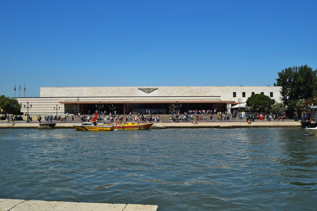 Empfangsgebäude des Bahnhofs Venezia Santa Lucia fotografiert vom anderen Ufer des Canal Grande am 25.05.2018.