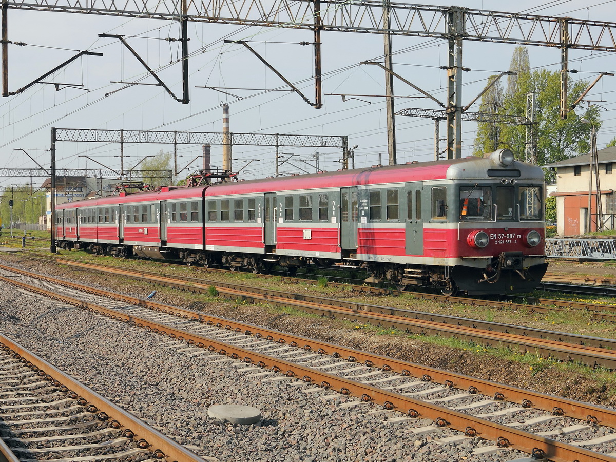 EN 57- 987 abgestellt  im Bahnhof Poznań Główny (Posen) am 29. April 2017.