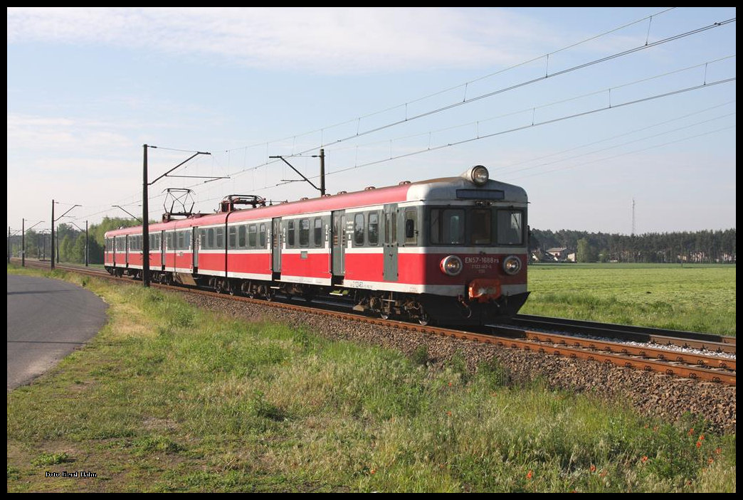 EN57-1688 war am 21.5.2016 um 8.12 Uhr bei Niedzwiedz in Richtung Poznan unterwegs.