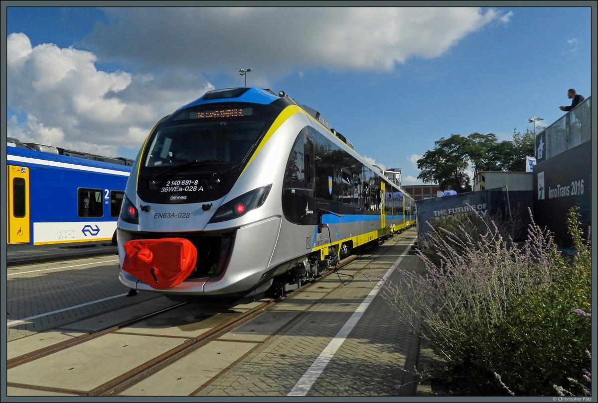 EN63A-028, ein dreiteiliger elektrischer Triebzug des Typs Impuls 36WE des polnischen Herstellers Newag SA, auf der Innotrans 2016 in Berlin. (21.09.2016)