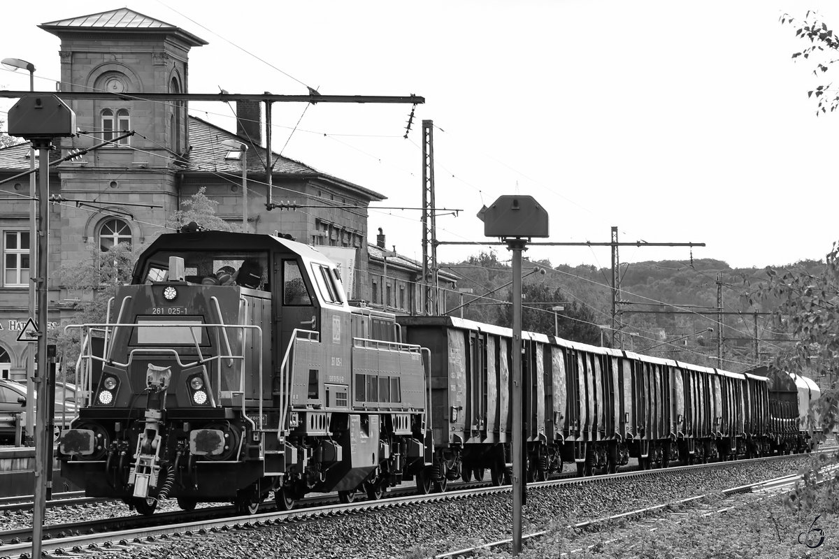 Ende April 2018 wartet die 261 025-1 der DB mit einem Güterzug am Hattinger Bahnhof auf die Weiterfahrt.