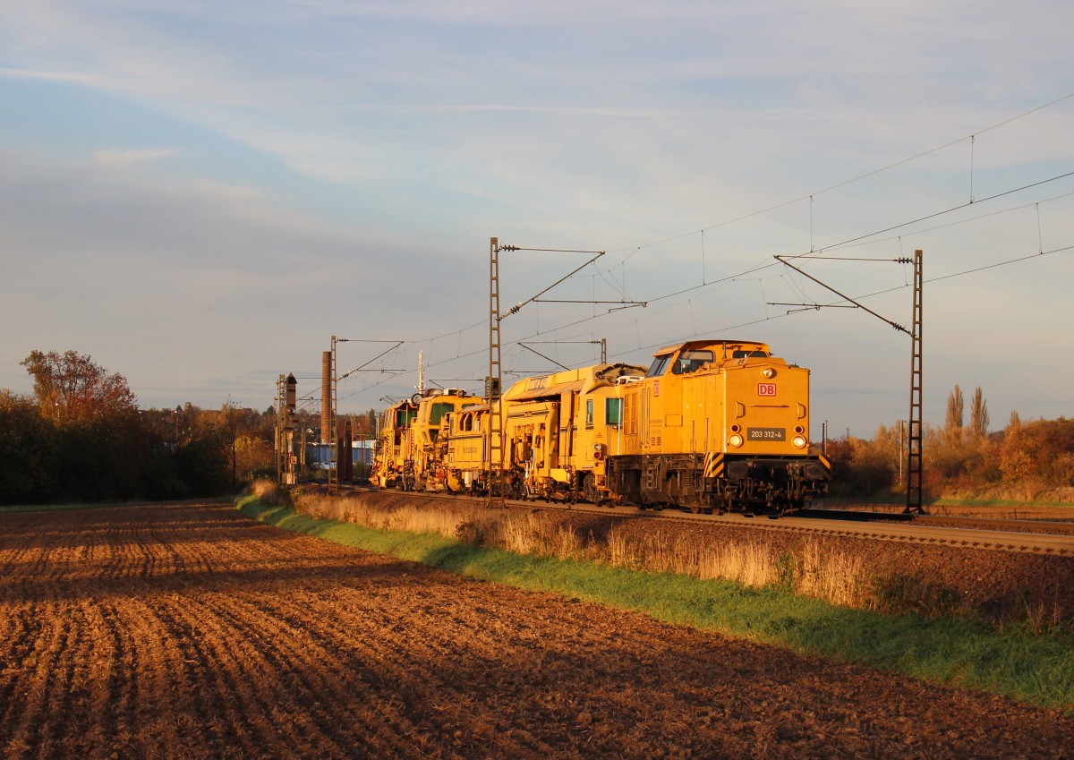 Ende Oktober 2013 war DB Netz 203 312 mit einer Baumaschine bei Elze(Han) auf dem Weg Richtung Sden.
