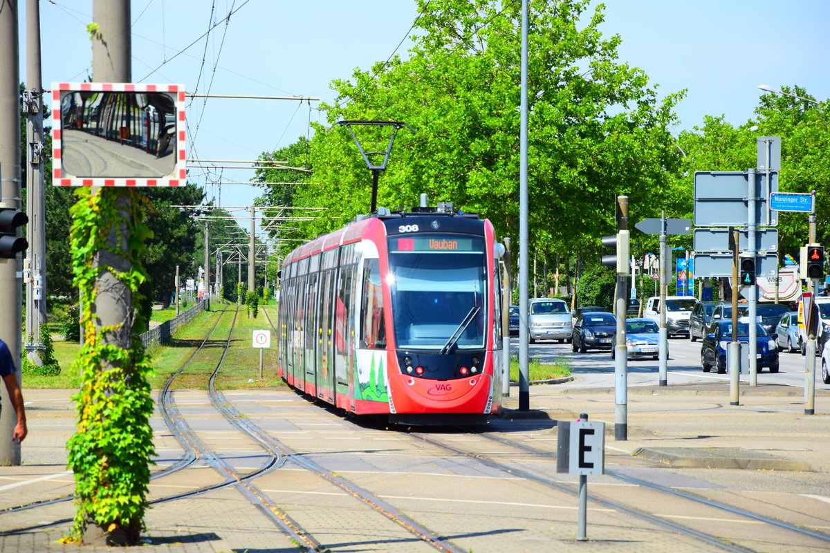 Endhaltestelle Munzinger Straße - Straßenbahn CAF Urbos 308 verlässt in Richtung Vauban