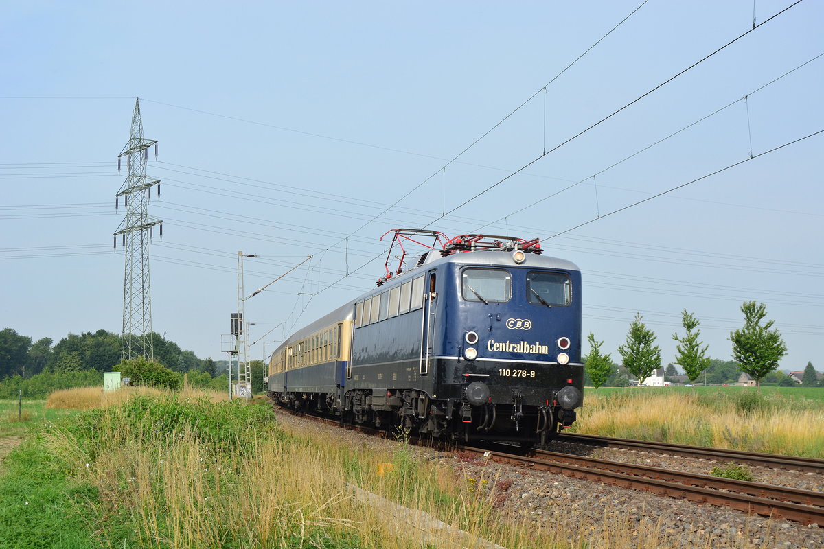 Endlich konnte ich die 110 278 im neuen Farbkleid ablichten. Hier rauscht sie mit dem Sonderzug nach Heidelberg durch Gubberath. In Köln wurde die 18 201 vor dem Zug gespannt.

Gubberath 16.06.2018