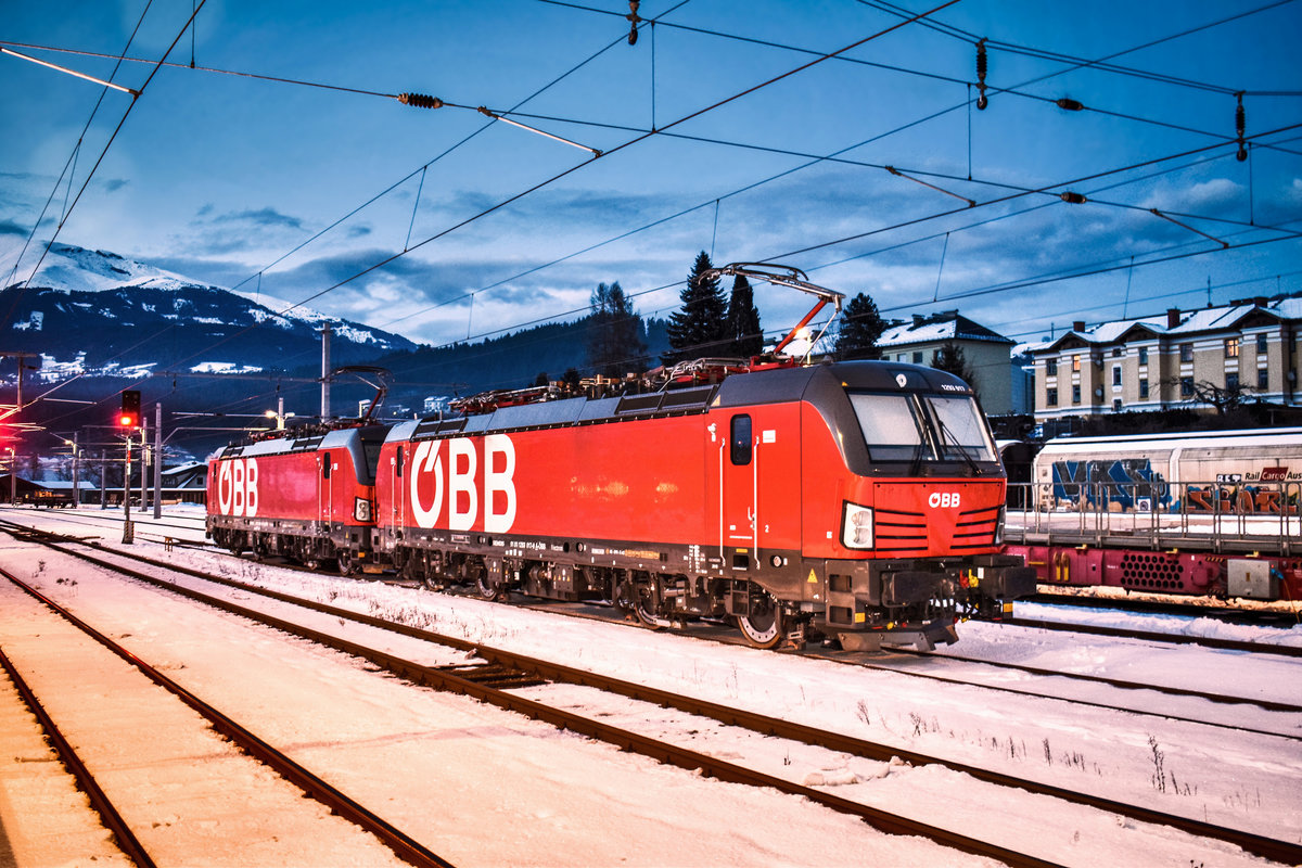 Endlich sind die ÖBB-Vectrons regelmäßig unterwegs :-)
Hier warten soeben 1293 217-0 und 1293 001-4, im Bahnhof Spittal-Millstättersee, auf den nächsten Einsatz.
Aufgenommen am 29.1.2019.