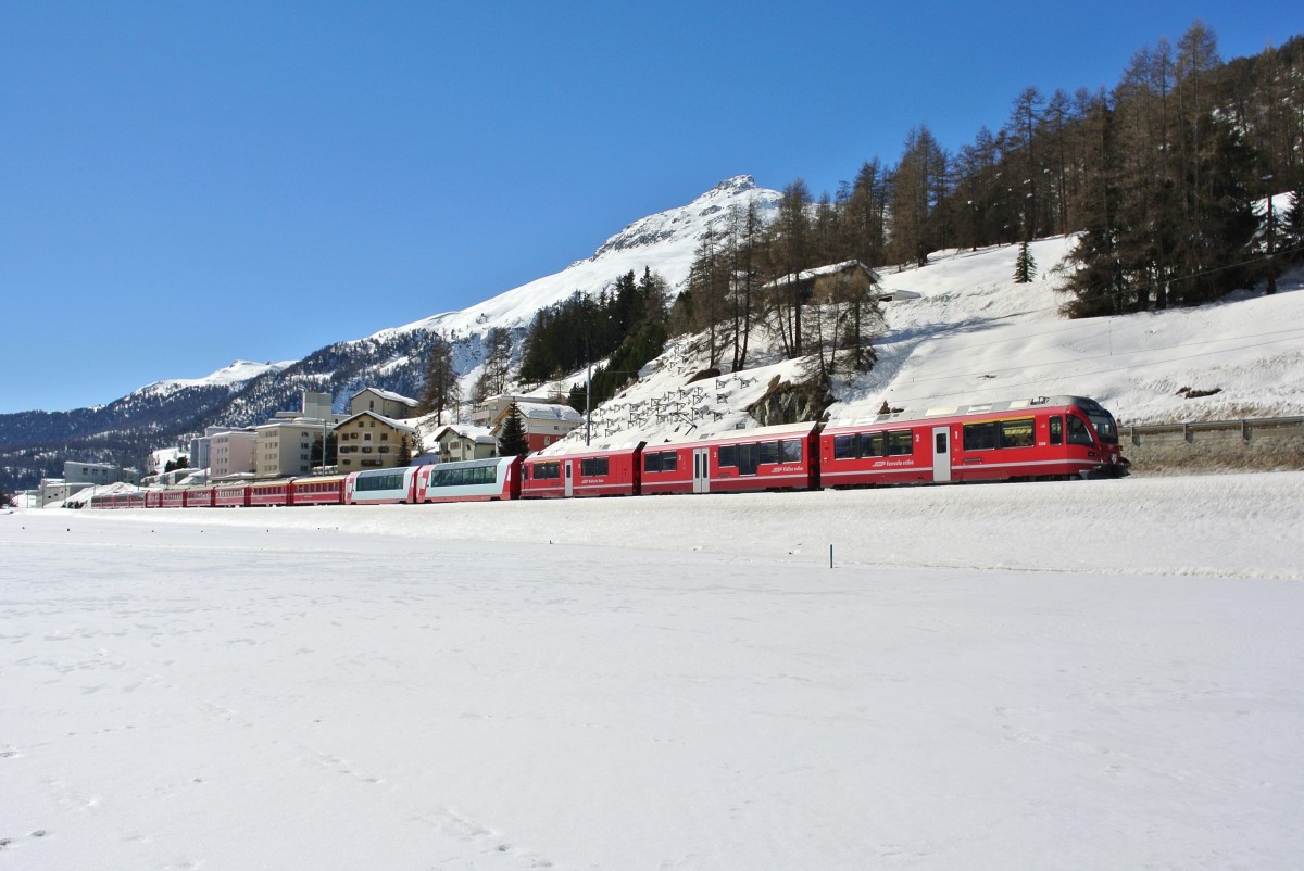 ENGADIN SKIMARATHON 2014: Auf den Albula RE verkehrte heute ein Allegra anstelle einer Ge 4/4 III: ABe 8/12 3504 mit dem RE 1144 zwischen Samedan und Bever. Am Schluss des Zuges werde noch vier Bernina Panoramawagen als Verstrkung mitgefhrt, 09.03.2014.