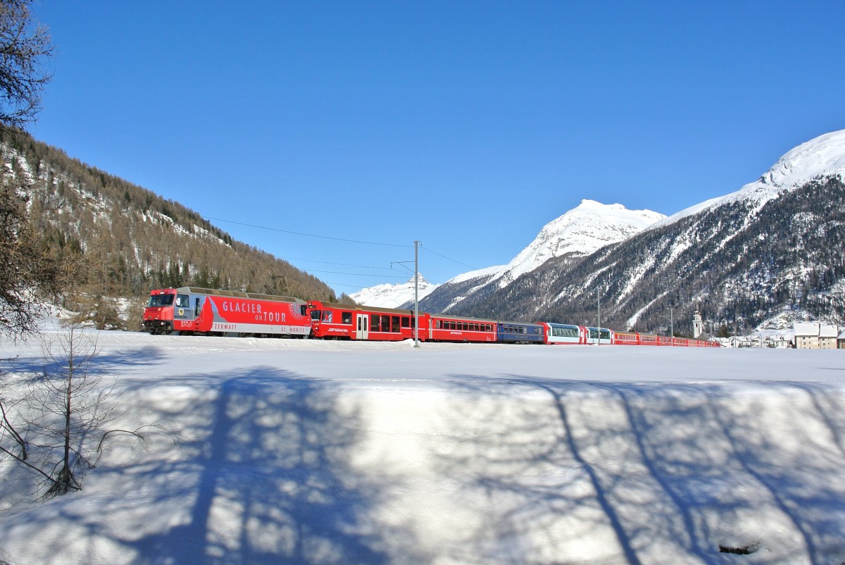 ENGADIN SKIMARATHON 2014: Ge 4/4 III 651  GLACIER ON TOUR  mit RE 1152 bei Bever. Heute war fast jeder verfgbare Personenwagen im Einsatz, so kam es auch zu diesem seltenen Einsatz eines NEVA BDt (1757) am Albula. Der Wagen ist direkt hinter der Lok eingereiht, da die Kompositionen nicht pendelfhig sind, 09.03.2014.