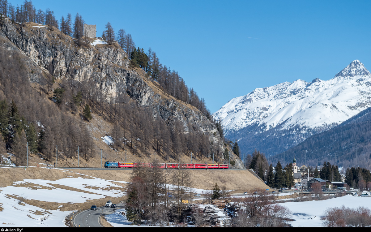 Engadiner Skimarathon am 12. März 2017: Ge 4/4 II 619  Samedan  mit Werbung für die  Südostschweiz  zwischen Madulain und La Punt Chamues-ch.