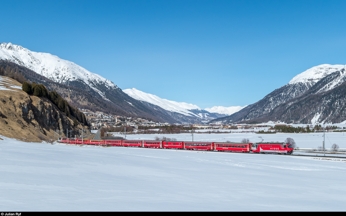 Engadiner Skimarathon am 12. März 2017: Ge 4/4 III 651  Fideris  mit dem planmässigen Albula-Schnellzug Chur - St. Moritz kurz vor dem Ziel zwischen Samedan und Celerina.
