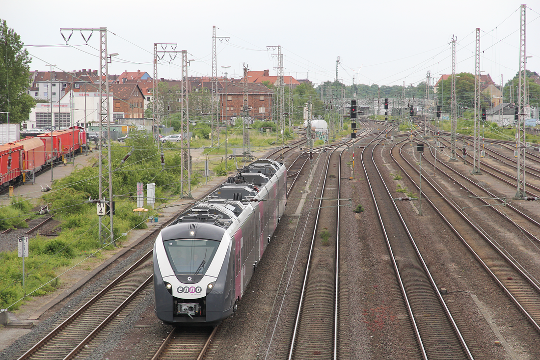 Enno-Triebzug 115 wurde am 8. Juni 2017 im Gleisvorfeld des Hildesheimer Hauptbahnhofs fotografiert.