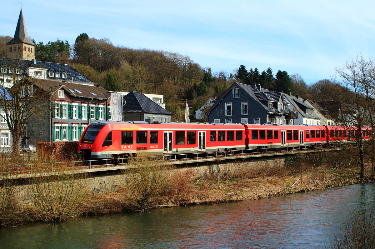 Entlang der Agger ist 620 020 am 11.03.2017 in Engelskirchen als RB 25 von Meinerzhagen nach Köln Hansaring unterwegs