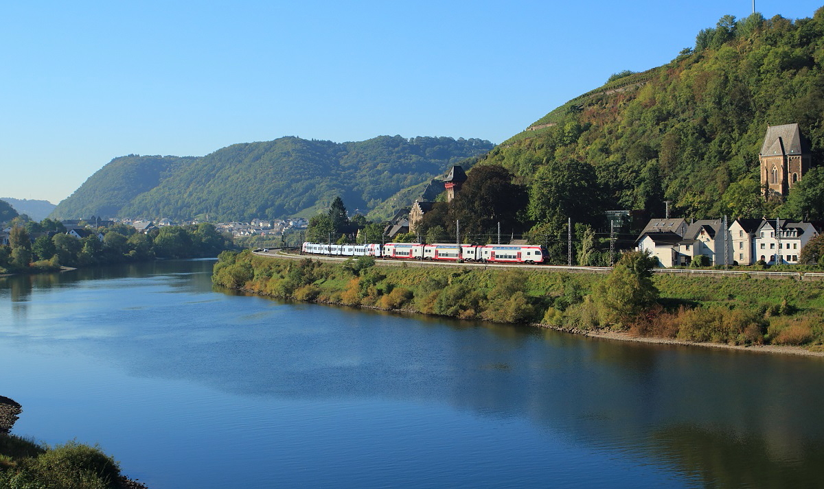 Entlang der Mosel bei Kobern-Gondorf fahren ein Stadler-Kiss der CFL-Serie 2300 und ein ein Stadler-Flirt 3 der DB-Baureihe 429.1 am 02.10.2015 in Richtung Koblenz