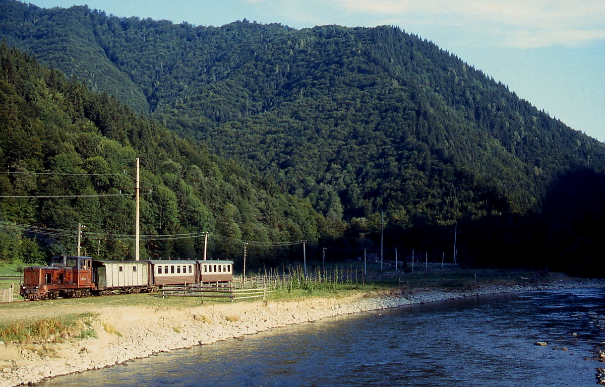 Entlang der Tereswa fährt Tu4-2075 am 01.08.1994 von Tereswa nach Ust-Tschorna. Leider zerstörte ein verheerendes Hochwasser im November 1998 große Teile der Bahnanlagen, 2003 wurden die Gleise abgebaut.