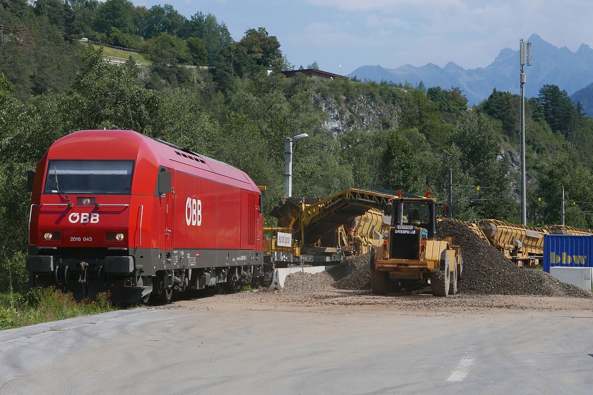 Entleerung der von 2016 043 nach Imst-Pitztal gezogenen Materialförder- und Siloeinheiten. Aufnahme entstand am 18.08.2018 vom Wendekreis des Parkplatzes am Bahnhof Imst-Pitztal.