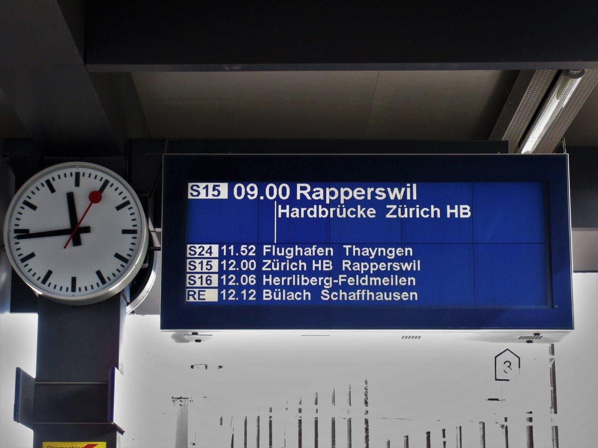  Entschuldigung Sie bitte..., wann fährt der nächste Zug nach Rapperswil ab? , fragten sich wenige Pendler auf dem Perrongleis 6/7, am 3.3.17 , im Bahnhof Zürich Oerlikon verwirrt:   Stimmt etwas mit dem Zugzielanzeiger nicht, oder mit dieser Bahnhofsuhr (im Bild) nicht? , wurde auch mehrmals gefragt worden. 

 Dies ist für Euch ein kleines Rätsel...