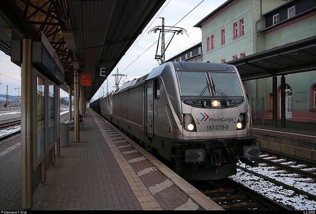 Enttäuscht von der sonntäglichen Ruhe am Bahnsteigende in Naumburg(Saale)Hbf, fuhr nach einer halben Stunde, als ich den Rückweg antreten wollte, doch plötzlich etwas Schnelles vorbei. Daher ist die Motivwahl schon einmal nicht gut...
187 079-9 und eine weitere Schwesterlok als Kesselzug durchfahren Naumburg(Saale)Hbf auf Gleis 2 in südlicher Richtung.
Die Aufnahme ist leider missglückt, es handelt sich jedoch um meine ersten BR 187 der Rheincargo GmbH & Co. KG. [4.2.2018 | 16:15 Uhr]