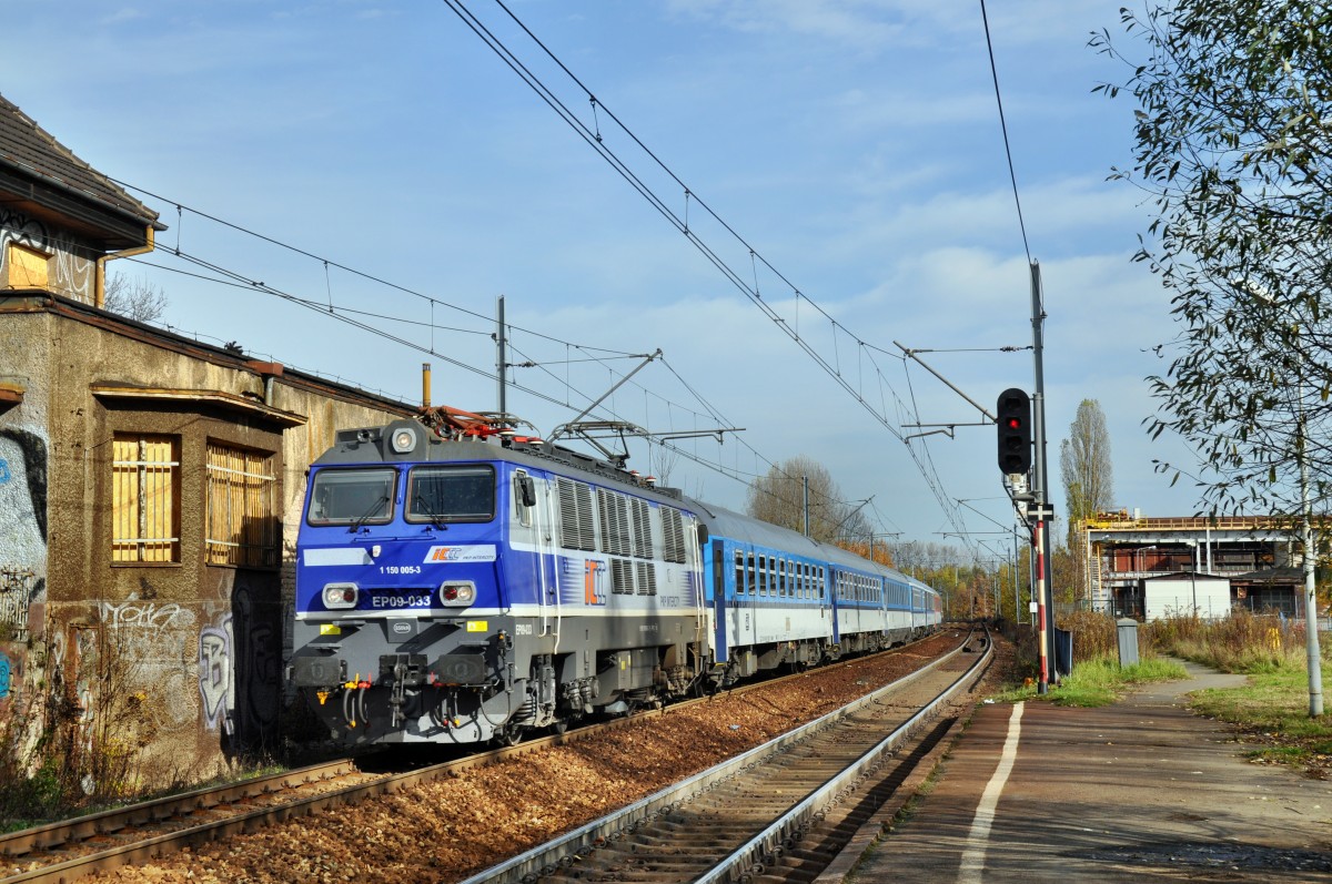 EP09 033 mit dem Tglichem TLK nach Prag bei der durchfahrt durch Katowice-Piotrowice (27.10.2013)