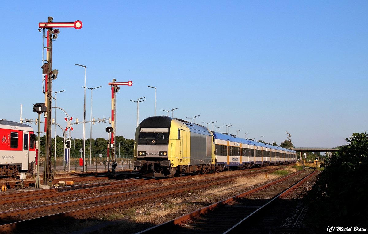 ER 20-012 erreicht mit ihrem Zug aus Married-Pair-Wagen den Bahnhof Niebüll auf der Marschbahn, aufgenommen am 20.07.16.