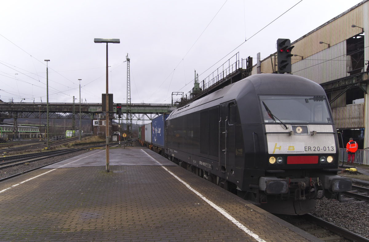 ER 20-013 / 223 013-4 rauscht mit einem Containerzug durch Völklingen Saar. Die Dispolok ist zur Zeit an die HGB (Hessische Güterbahn) vermietet. Bahnstrecke 3230 am 03.02.2017