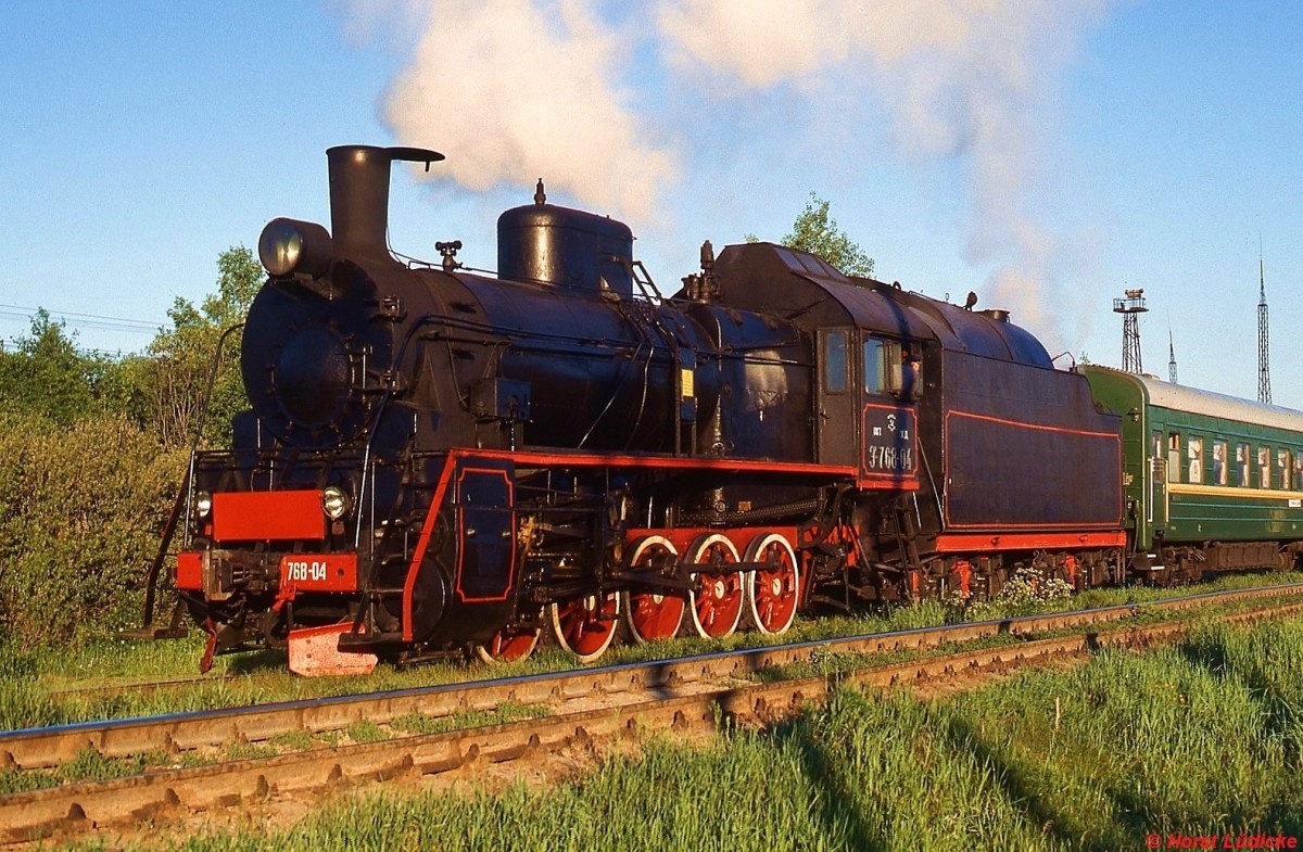 Er 768-04 bei einem Fotohalt mit dem Baltic-Express in Kikisep am 08.06.1990. Von diesen Lokomotiven mit der Achsfolge E wurden in verschiedenen Ausführungen schätzungsweise mehr als 11.000 Stück gebaut, damit übertrifft sie auch die deutsche 52.